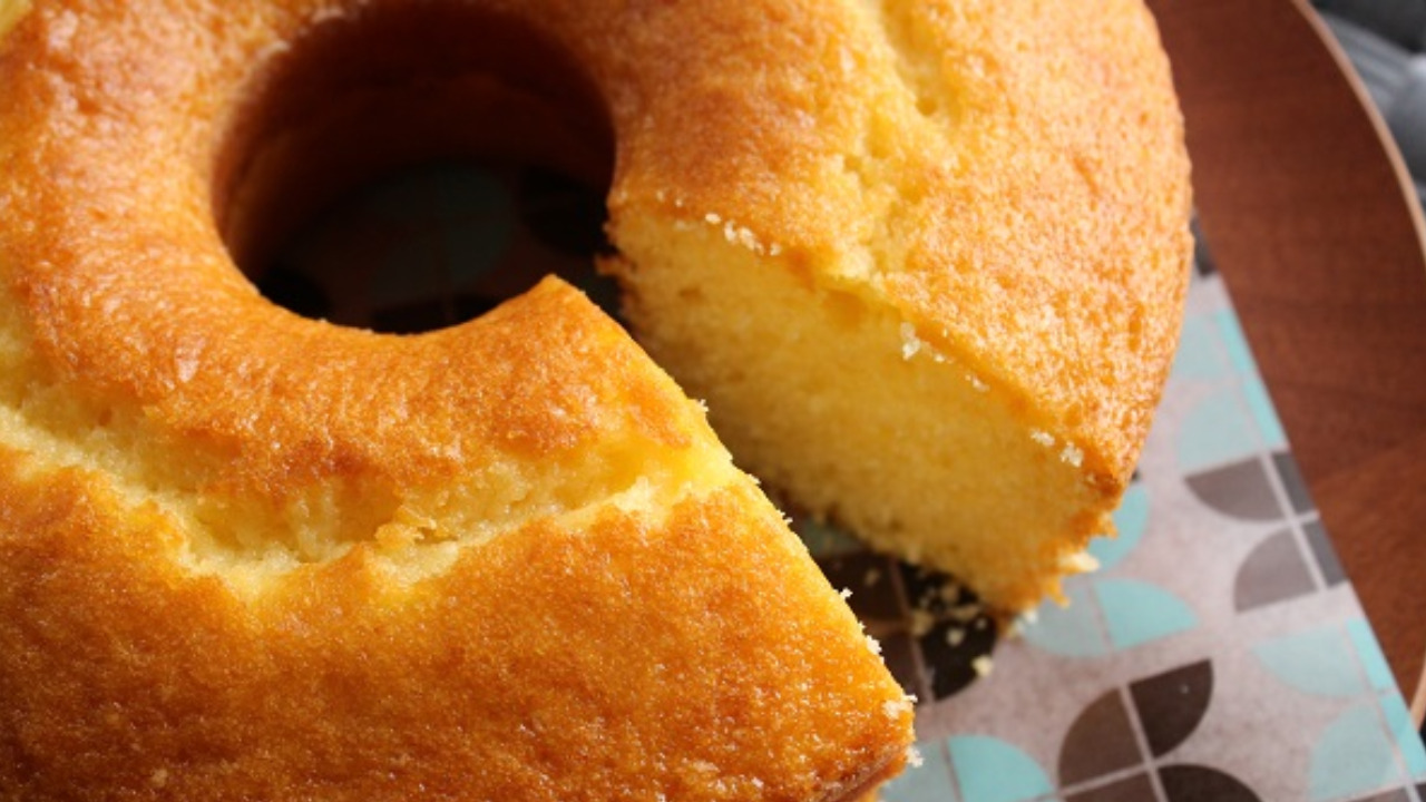 Aprenda a fazer um bolo de iogurte delicioso e fácil com esta receita simples e prática