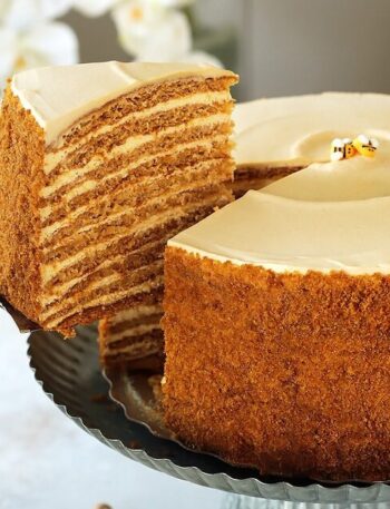 طريقة عمل كيكة العسل الروسية