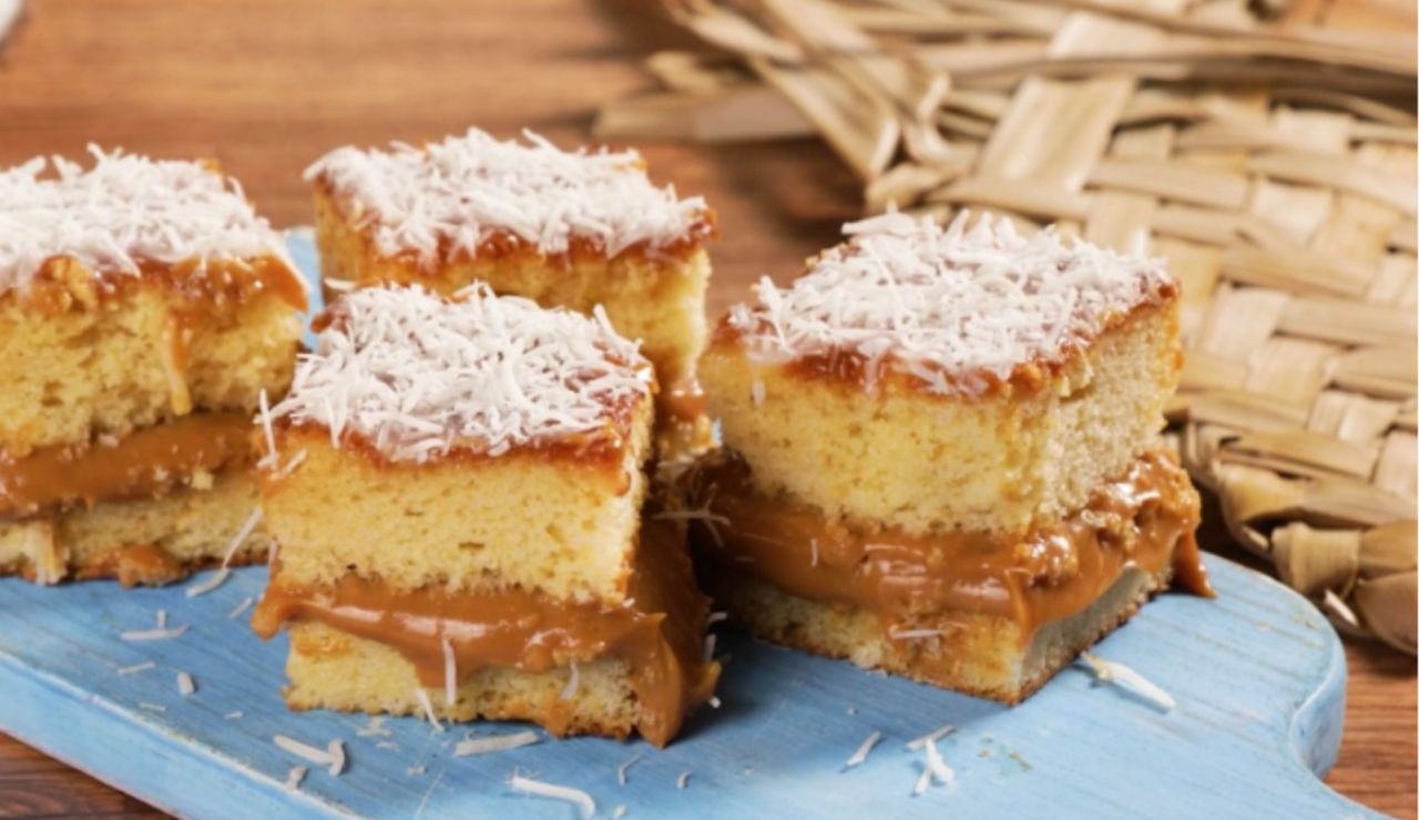 Bolo de coco com doce de leite uma sobremesa brasileira irresistivel