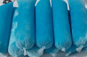 Geladinho Azul Cremoso: Receita e Dicas para o Sucesso Descrição de SEO: Descubra como fazer um delicioso geladinho azul cremoso passo a passo. Aprenda a preparar essa sobremesa refrescante e aprenda dicas valiosas para vendê-la com sucesso. Encontre aqui a receita perfeita! Introdução Os geladinhos, também conhecidos como sacolés ou dindins, são uma sobremesa gelada popular em todo o Brasil. Uma das versões mais adoradas é o Geladinho Azul Cremoso. Neste artigo, vamos guiar você através de uma receita deliciosa e refrescante para fazer esse geladinho em casa. Além disso, compartilharemos dicas valiosas para aqueles que desejam transformar essa sobremesa em um negócio lucrativo. Receita Geladinho Azul Cremoso Antes de começarmos a preparar o Geladinho Azul Cremoso, certifique-se de reunir os utensílios necessários: Liquidificador Oster Para começar, você precisará de um Liquidificador Oster. Com sua alta potência e capacidade, ele garantirá que os ingredientes sejam misturados de maneira uniforme, resultando em um geladinho super cremoso. Clique aqui para conferir as melhores opções. Funil de Aço Inoxidável O funil de aço inoxidável é um aliado essencial para encher os saquinhos de geladinho sem derramar a mistura. Sua durabilidade o torna uma escolha inteligente para facilitar o processo. Veja mais. Caixa Térmica Para manter seus geladinhos gelados durante o transporte, uma caixa térmica é indispensável. Ela garante que seus produtos cheguem aos clientes com a qualidade e sabor intactos. Confira opções. Saquinho Para Sacolé Os saquinhos para sacolé são ideais para embalar seus geladinhos. Eles vêm em tamanhos práticos e são fáceis de amarrar. Assim, seus clientes podem saborear sua criação com comodidade. Adquira aqui. Seladora Manual Térmica Uma seladora manual térmica é perfeita para garantir que seus geladinhos permaneçam frescos e não tenham cristais de gelo. Ela sela os saquinhos com eficiência, preservando o sabor. Veja mais. Copo Medidor Plástico Para medir as quantidades exatas dos ingredientes, o copo medidor plástico é essencial. Garanta que suas receitas sejam precisas e saborosas. Confira opções. Curso "Reinventando Geladinhos Gourmet 2.0" Se você tem interesse em levar sua paixão por geladinhos a um nível profissional, não deixe de conferir o curso "Reinventando Geladinhos Gourmet 2.0". Com mais de 136 receitas e 90 vídeo aulas, este curso é uma oportunidade única para aprender as melhores práticas e estratégias para transformar sua paixão em um negócio lucrativo. Clique aqui para saber mais. Agora que você tem todos os utensílios necessários e a oportunidade de aprender mais sobre geladinhos gourmet, vamos à receita! Receita Geladinho Azul Cremoso Ingredientes: 1 lata de leite condensado 500 ml de leite integral 1 pacote de mistura em pó para sorvete sabor blue ice Saquinhos de tamanho 5x24 Modo de Preparo: No Liquidificador Oster, adicione o leite condensado, o leite integral e a mistura em pó para sorvete sabor blue ice. Bata por no mínimo 10 minutos, quanto mais bater, mais cremoso ficará. Use o funil de aço inoxidável para encher os saquinhos de geladinho, garantindo que não haja derramamento e que eles tenham capacidade para 150-180 ml da mistura de geladinho. Amarre bem os saquinhos, sem deixar ar no interior para evitar cristais de gelo. Leve os geladinhos à caixa térmica para mantê-los gelados até a hora de servir. Agora que você dominou a receita básica do Geladinho Azul Cremoso, vamos explorar algumas variações deliciosas. Geladinho de Leite Ninho com Morango Se você gosta de inovar, experimente adicionar um toque especial ao seu geladinho. Basta bater o leite em pó com a receita base e, na hora de encher os saquinhos, adicionar 1 colher (de sopa) de morangos picados no saquinho. Geladinho de Maracujá O Geladinho de Maracujá é uma opção refrescante. Ele é uma mistura perfeita de doçura e acidez. Seus clientes vão adorar o sabor tropical! Transformando sua Paixão em Negócio Se você deseja levar sua paixão por geladinhos a outro nível e transformá-la em um negócio lucrativo, considere o Curso de Geladinho Gourmet. Com ele, você aprenderá as receitas mais vendidas, dicas de conservação, técnicas de vendas e estratégias para atrair clientes. Depoimentos de Alunas Recebemos diariamente depoimentos emocionantes de alunas que transformaram suas vidas com o Curso de Geladinho Gourmet. Veja o que elas têm a dizer: "O Curso de Geladinho Gourmet mudou minha vida. Agora, estou fazendo geladinhos incríveis e ganhando uma renda extra!" - Maria "Nada se compara ao Kit de Geladinho Gourmet. Com mais de 136 receitas, estou conquistando muitos clientes!" - João Conclusão Preparar um Geladinho Azul Cremoso é uma experiência refrescante e deliciosa. Com a receita e dicas que compartilhamos, você está pronto para começar a criar essas delícias em casa ou até mesmo transformá-las em um negócio de sucesso. Lembre-se de que a qualidade dos utensílios faz toda a diferença no resultado final. Portanto, invista em equipamentos de qualidade, como o Liquidificador Oster, o funil de aço inoxidável, a caixa térmica e os saquinhos apropriados. E, se desejar levar seu negócio a um patamar profissional, o Curso de Geladinho Gourmet é a escolha certa. Com ele, você terá acesso a um vasto conhecimento sobre geladinhos e aprenderá a encantar seus clientes com novas receitas e estratégias de vendas. Agora, mãos à obra! Prepare seu Geladinho Azul Cremoso e comece sua jornada para o sucesso no mundo dos geladinhos gourmet.