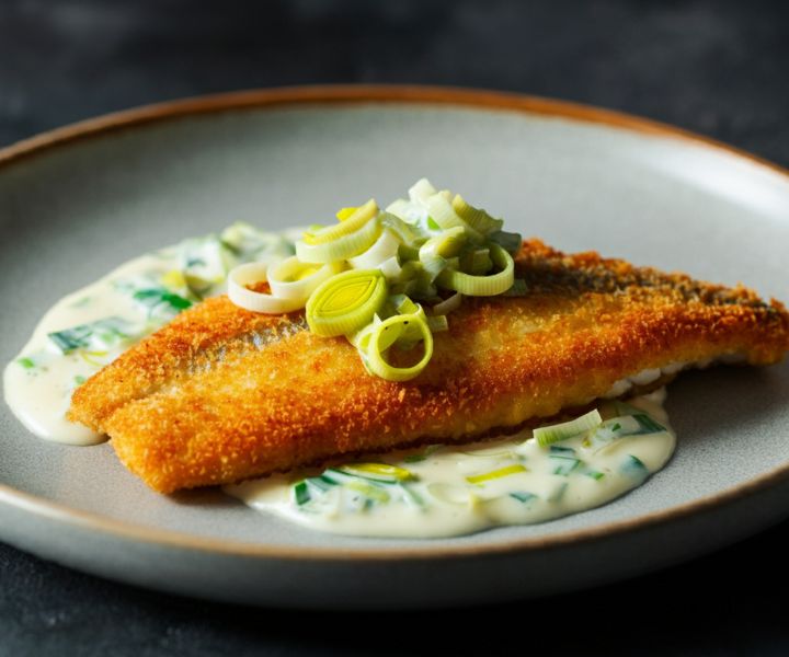 Peixe Frito com Molho de Alho-Poró Crocância com Sabor Sofisticado