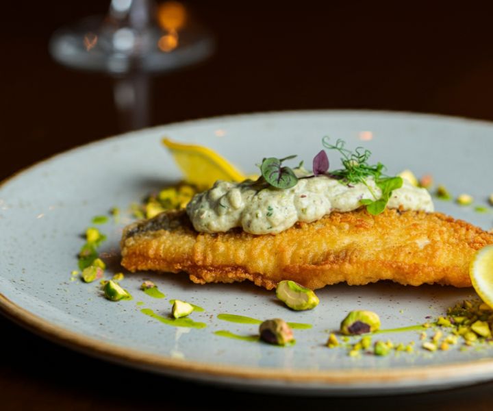 Peixe Frito com Molho de Pistache Crocante e Elegante
