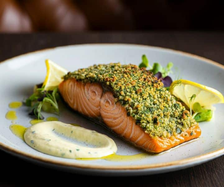 Salmão em Crosta de Ervas com Molho de Limão