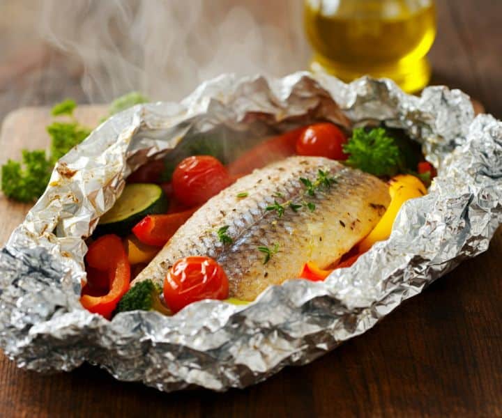 Tilápia no Papel Alumínio com Vegetais Saudável e Prático